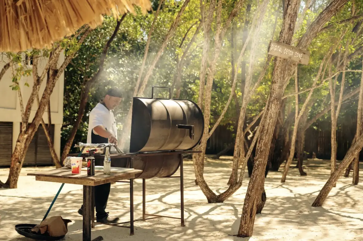 Traditional Beachside BBQ Dining in Belize at Thatch Caye Resort - MuyOno Resorts